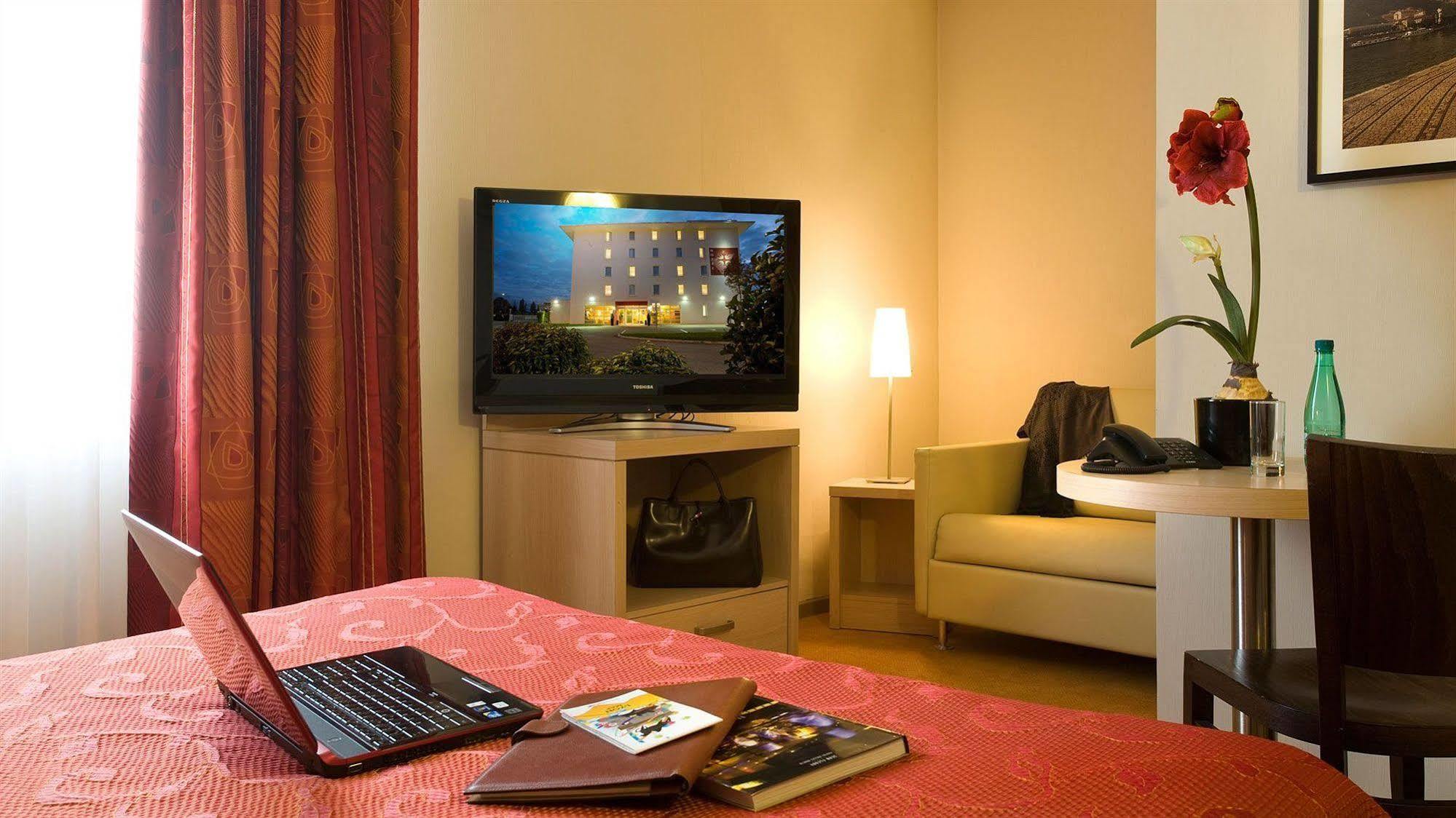 Ibis Styles Lyon Meyzieu Arena Stadium Ngoại thất bức ảnh